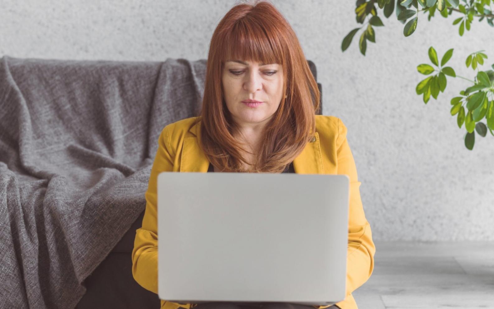 Espacio de trabajo profesional con ordenador preparado para formación online